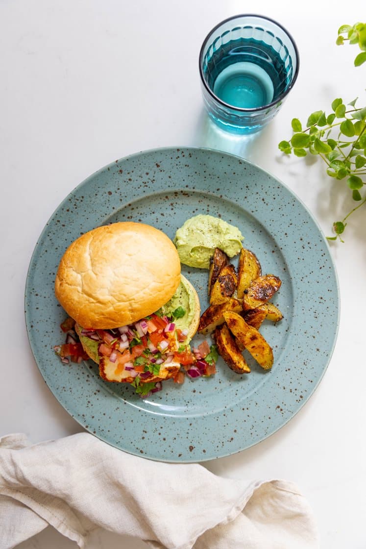 Burger med grillost, pico de gallo og guacamole