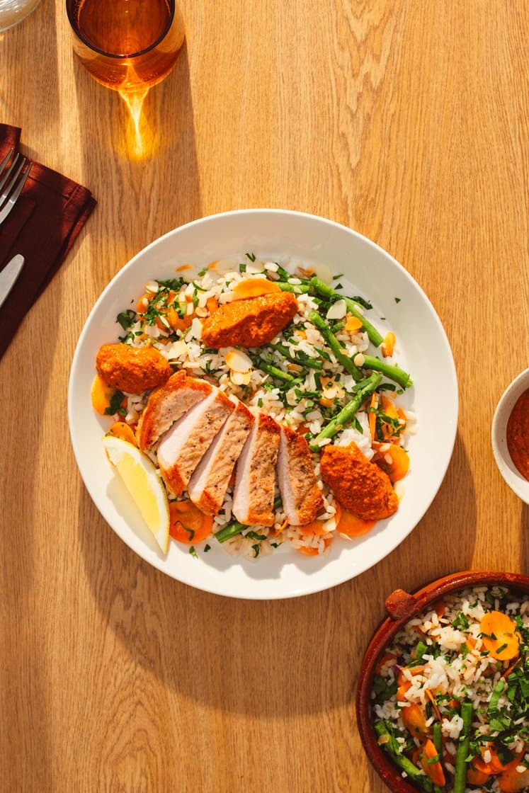 Chuletas de cerdo con salsa romesco - Svinekotelet med romesco sauce og grøntsagsris