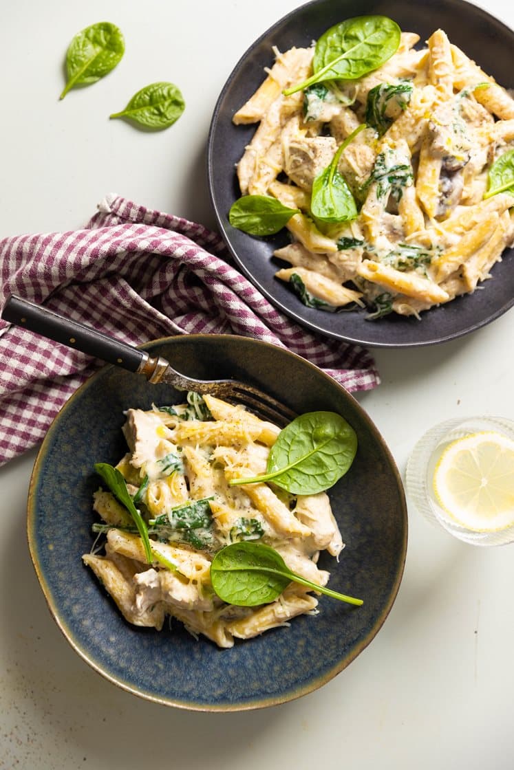 Hurtig pasta med kylling, svampe og spinat