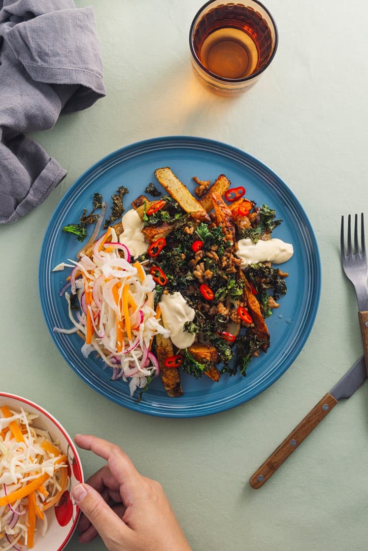 Loaded fries med sojastegt svinekød og grønkål