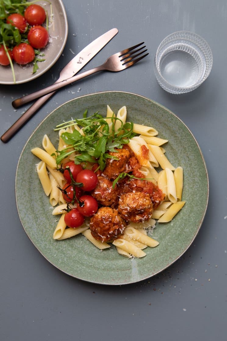 Pasta med italienske kødboller i tomatsauce og Grana Padano