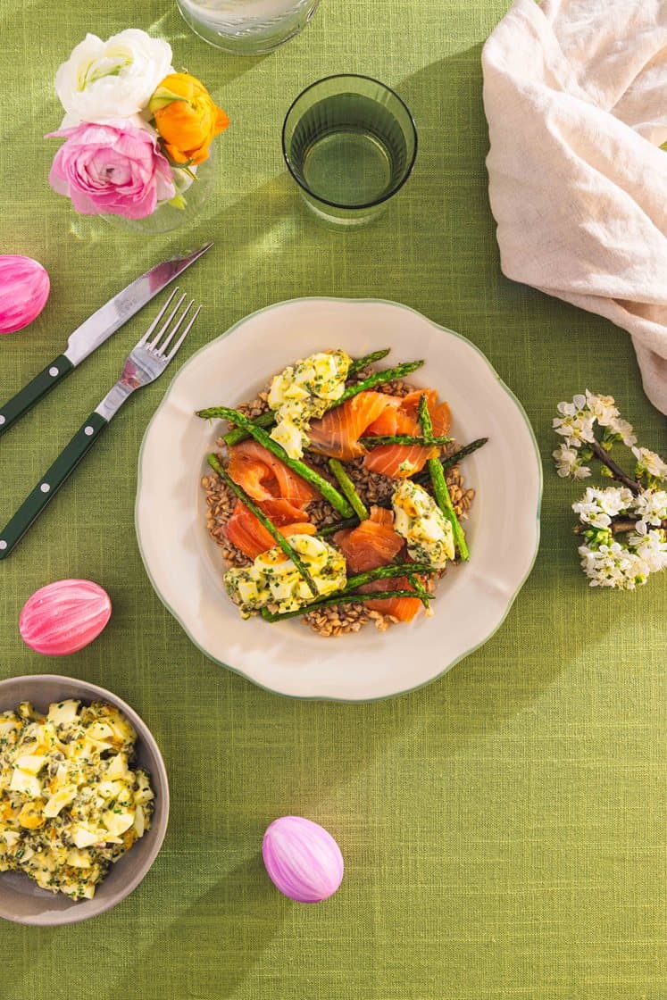 Asparges med sauce gribiche, røget laks og hvedekerner