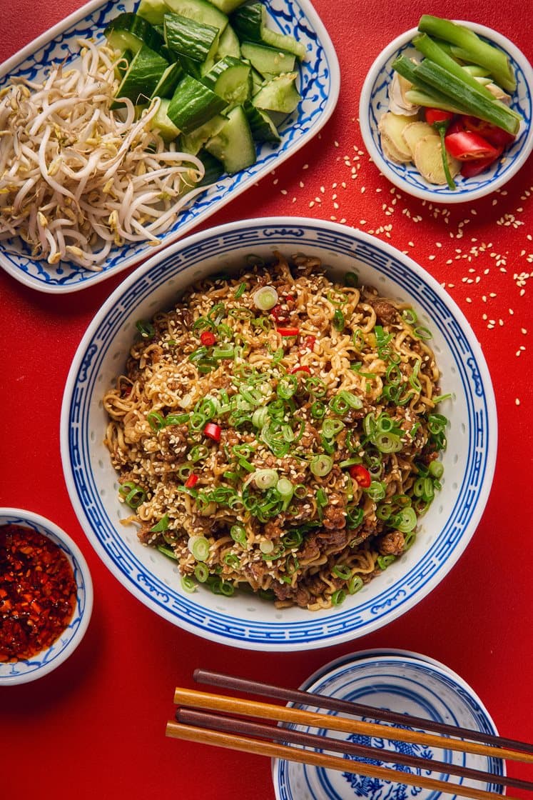 Zhajiangmian – Nudelwok med svinekød, chili, hvidløg, ingefær og bønnespirer