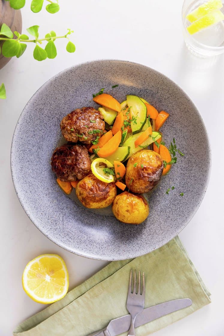 Polpette med saltbagte kartofler, squash og gulerod