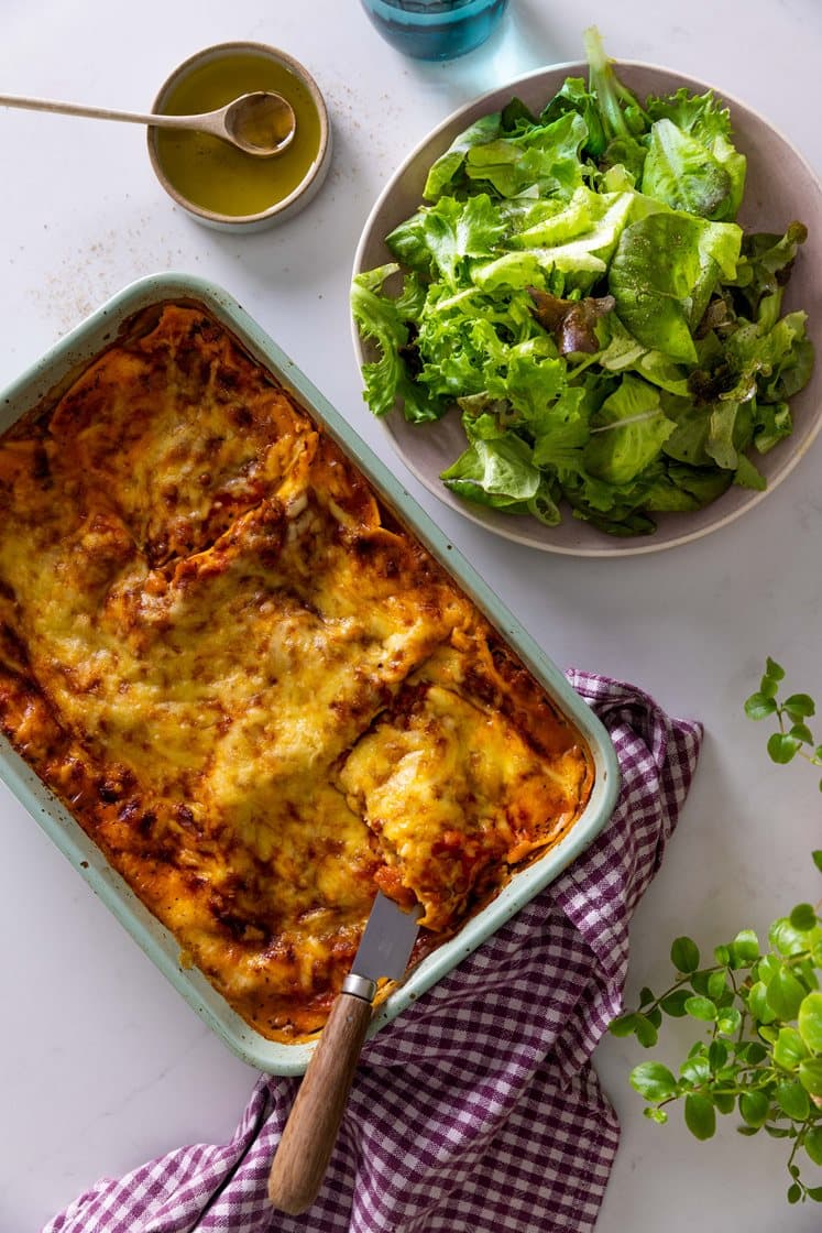 Nem lasagne med færdig bolognese og frisk salat