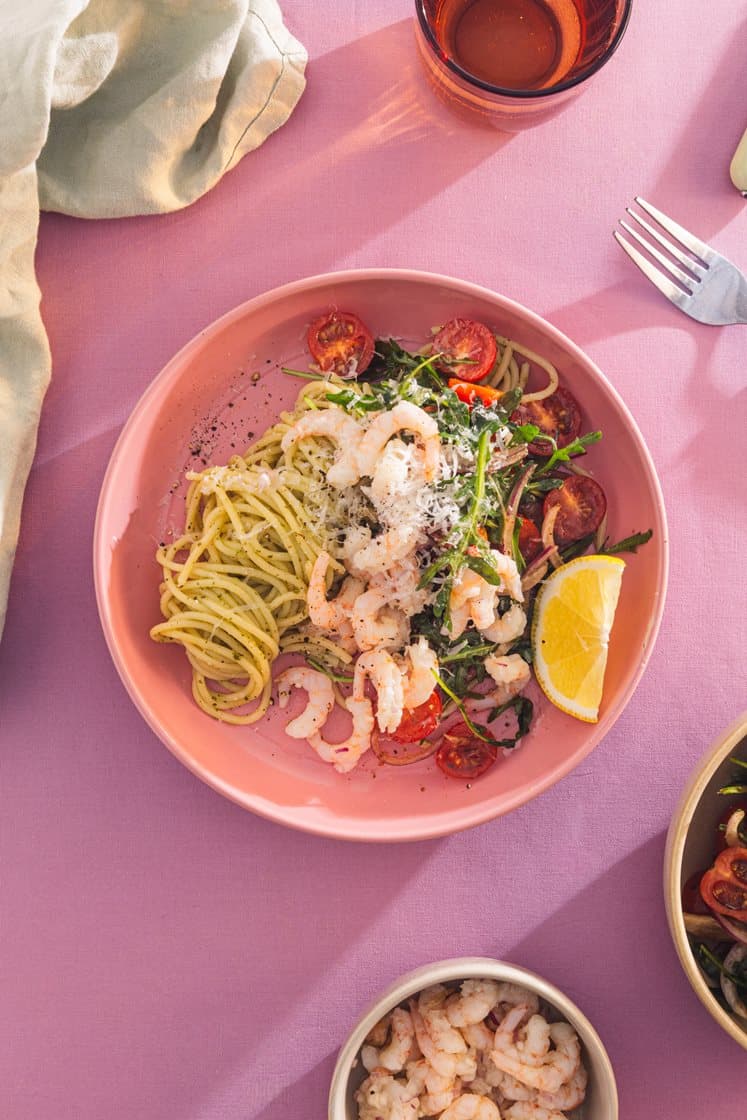 Linguine al pesto med marinerede rejer, tomatsalat og citron