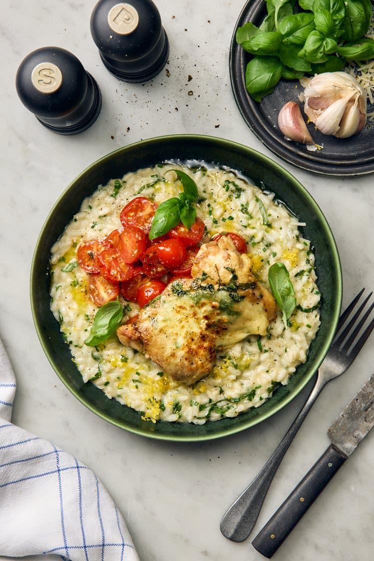Mozzarellabagt kylling med basilikum, cherrytomater og cremet urterisotto