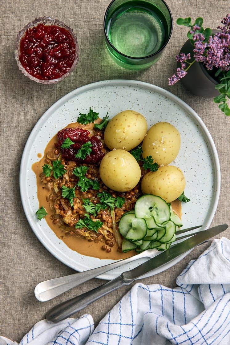 Kål- og linsepande med lynsyltet agurk, kogte kartofler og tyttebær