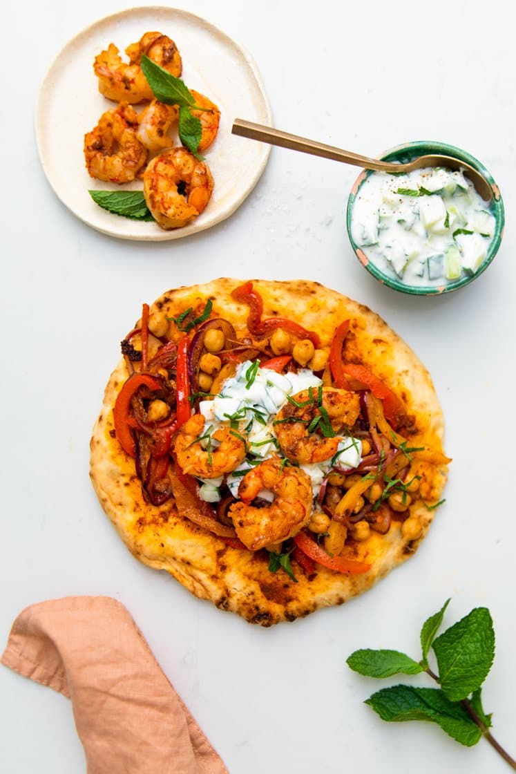 Tandoori-stegte rejer med naanbrød og raita