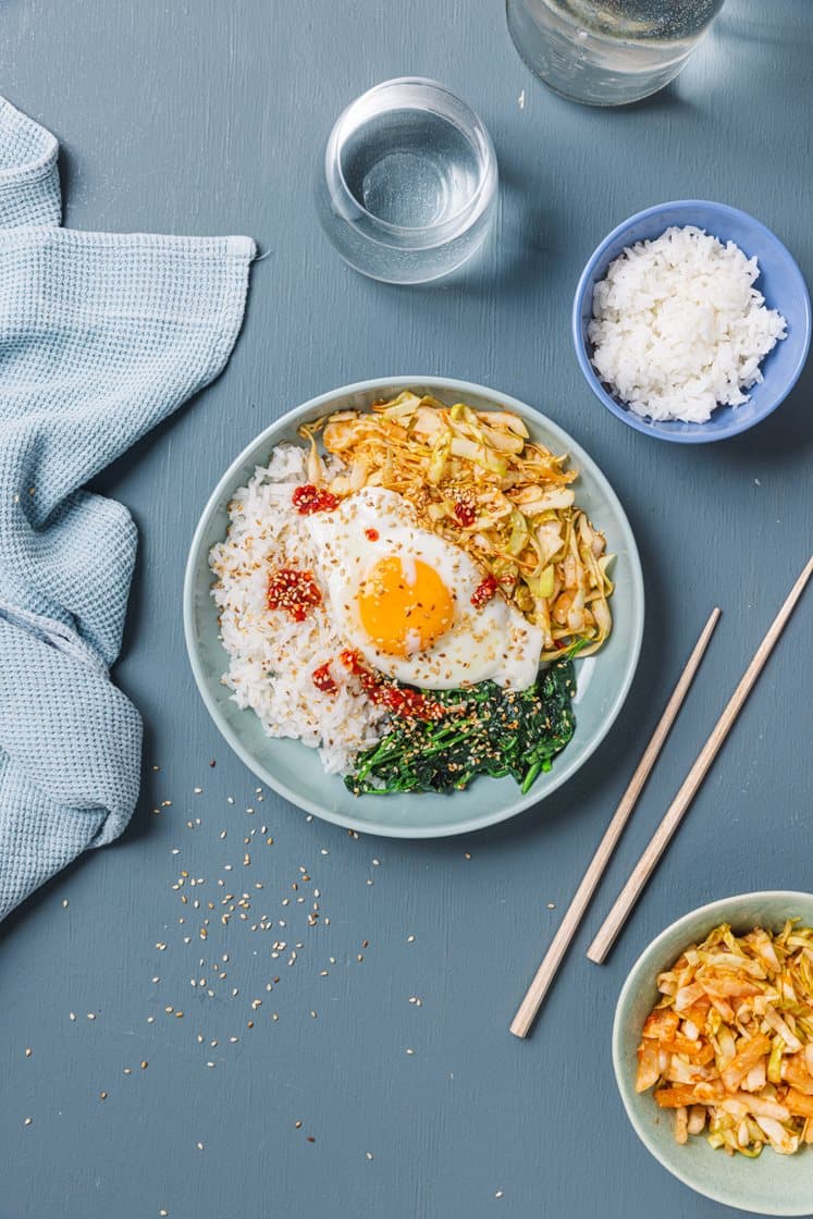 Japansk spejlæg med kimchi, sesamstegt spinat og ris