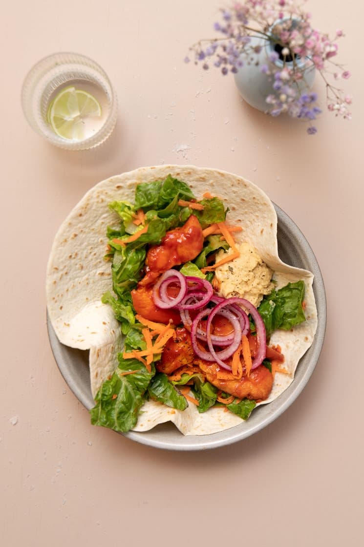 Kyllingewraps med hummus og syltet løg 