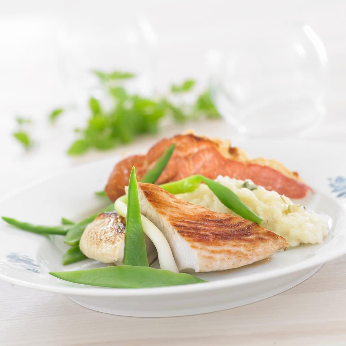 Kalkunschnitzel med risotto og sprød skinke