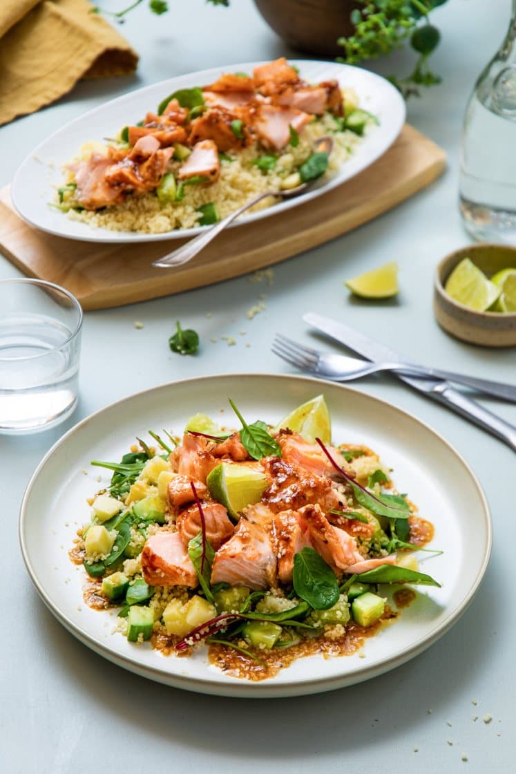 Sojabagt laksefilet med nektarin/couscoussalat