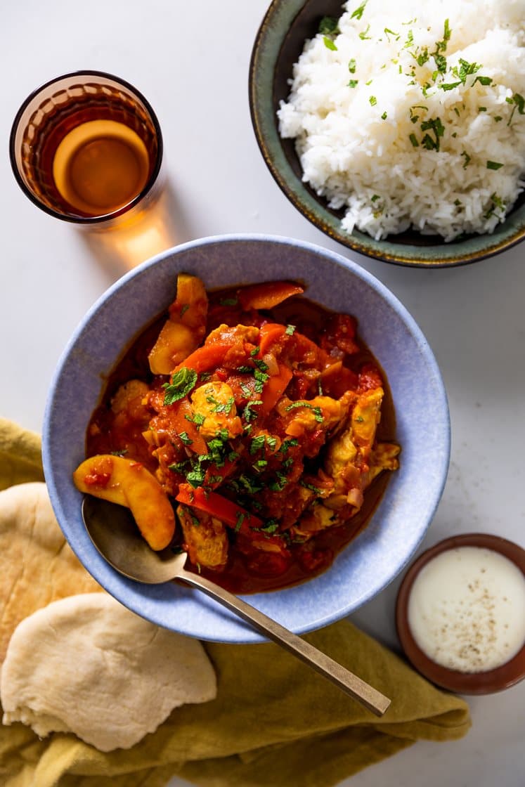 Kylling tikka masala med æbler og naanbrød