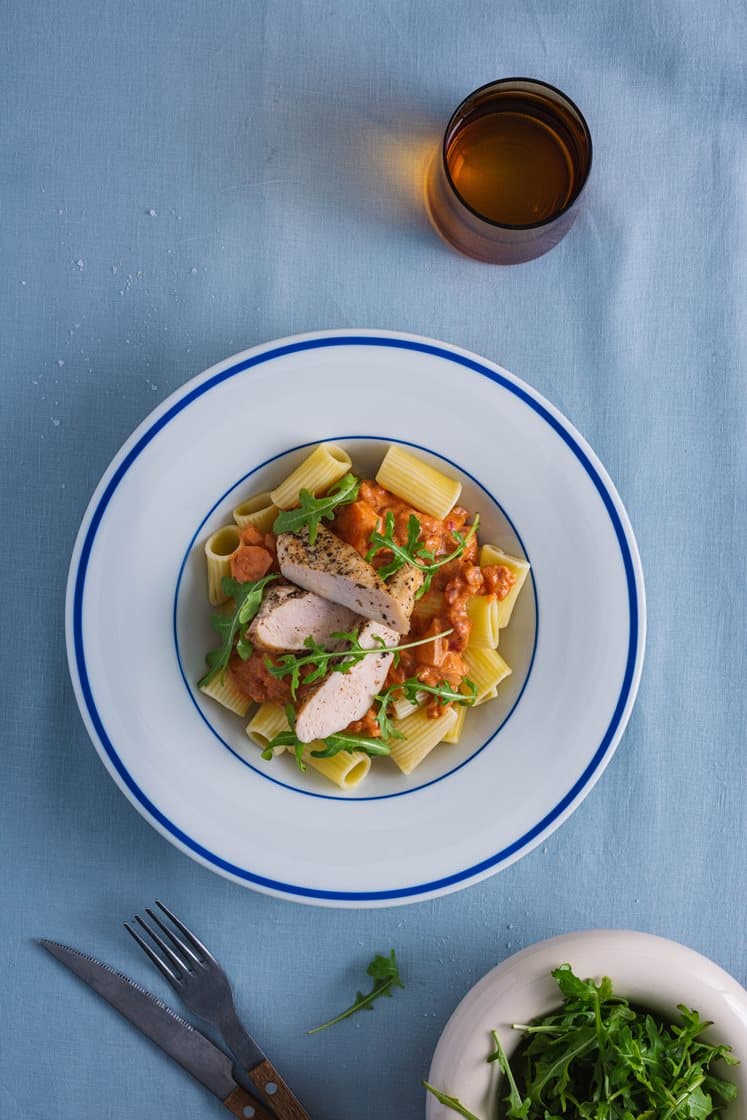 Stegt kyllingebryst med cremet tomatsauce, rucola og pasta