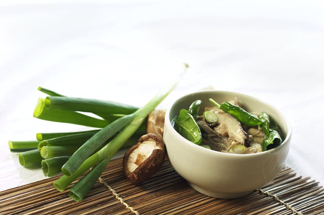 Japansk nudelsuppe med shiitakesvampe