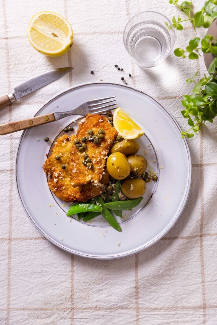 Kyllingeschnitzel a la wiener med peberrod og kapers