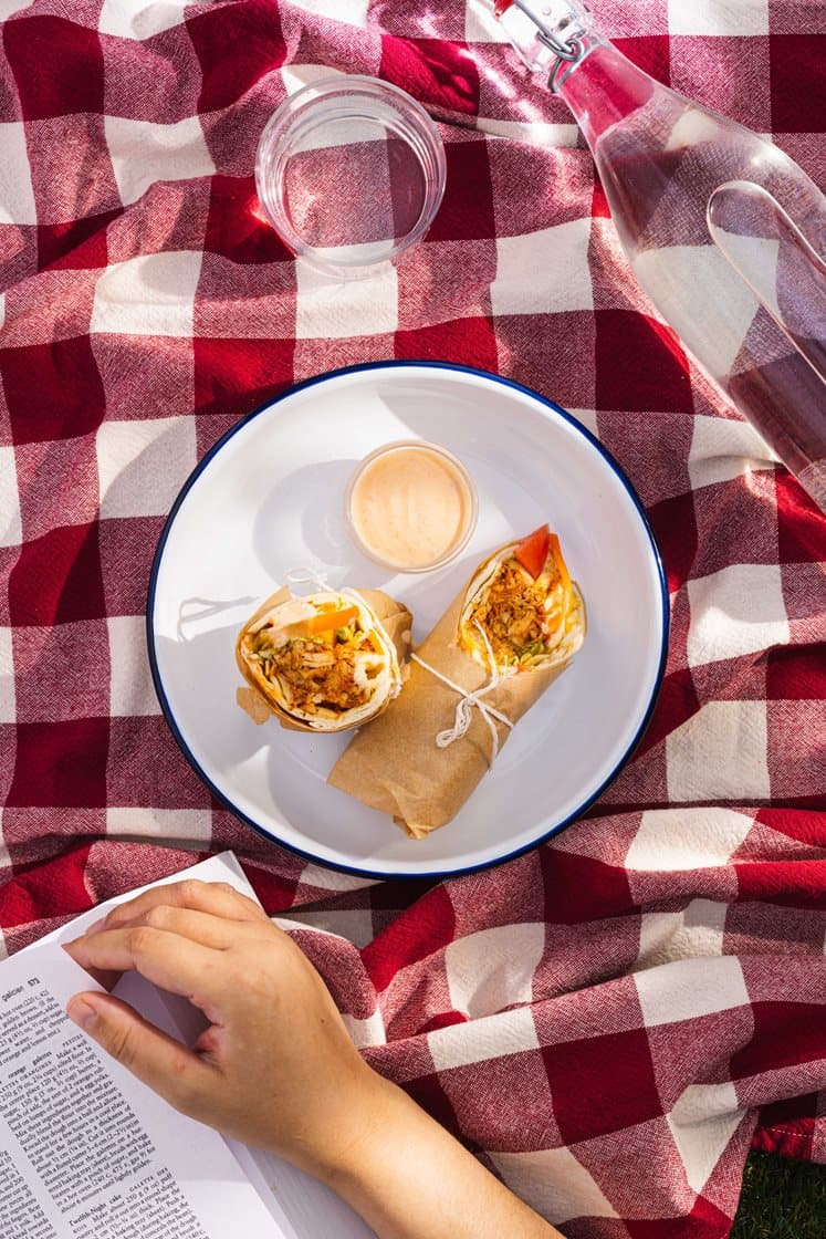 Wraps med krydret pulled chicken, grønt og chili-dip