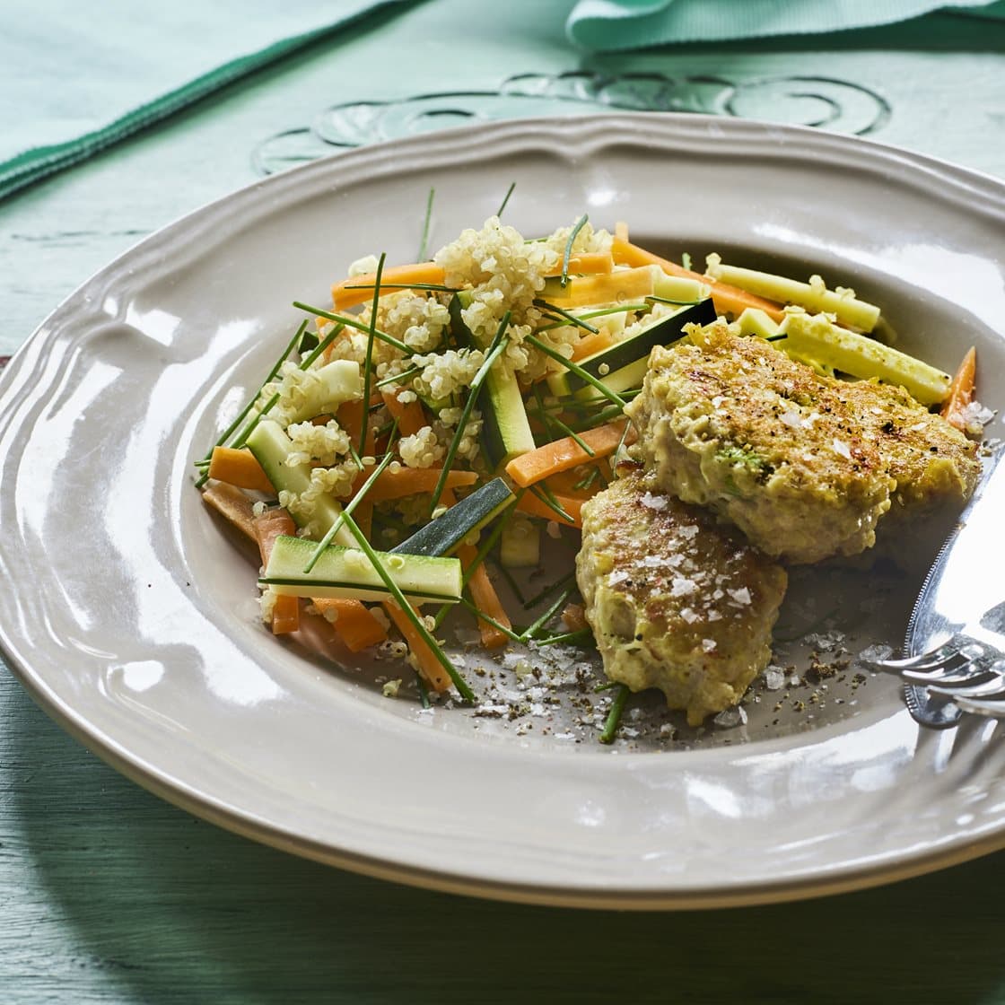 Kyllingefrikadeller med quinoa og salat