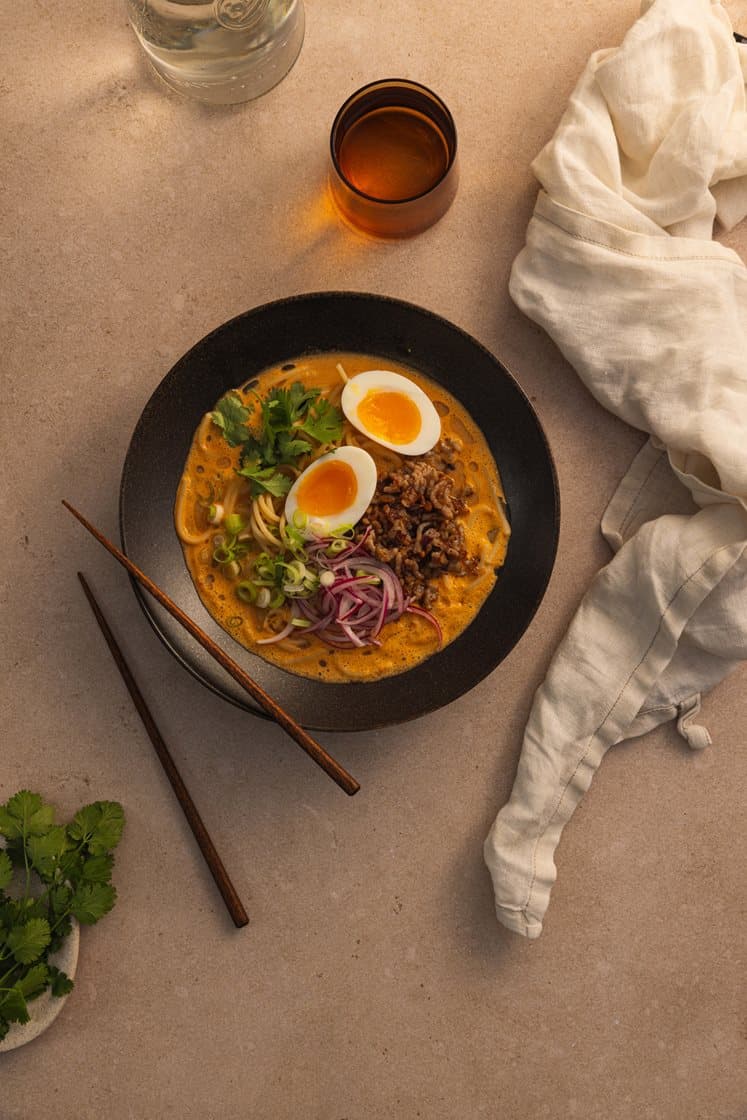 Massaman curry ramen med stegt svinekød og blødkogte æg