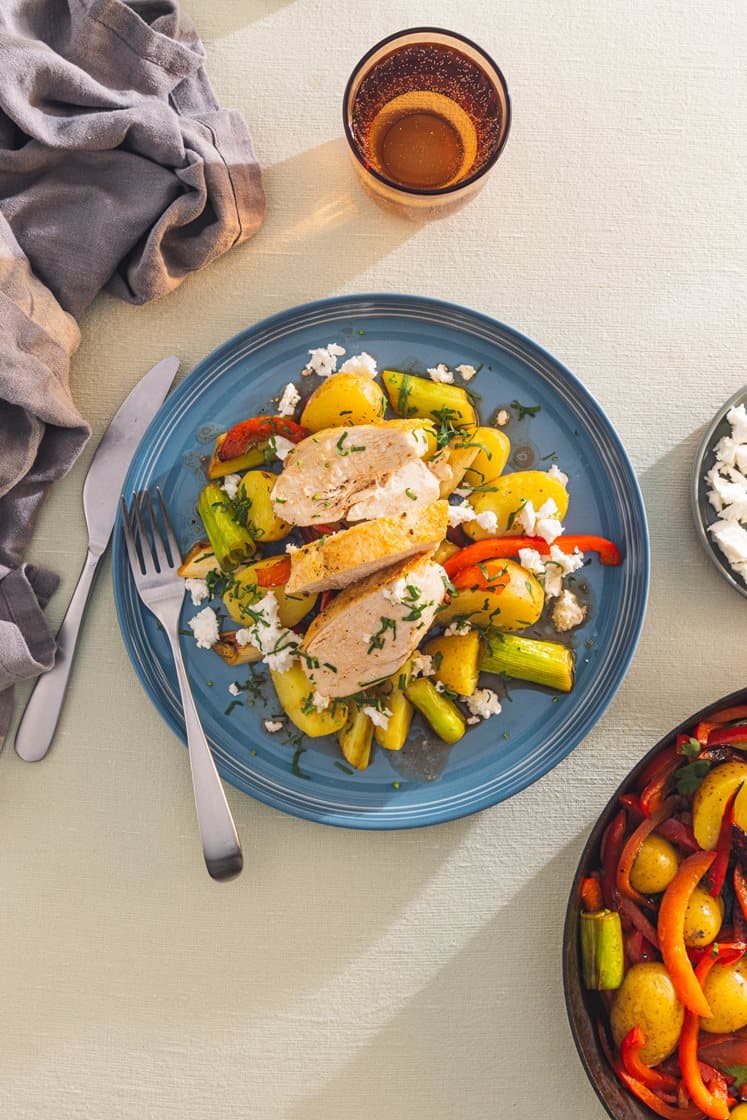 Stegt kyllingebryst med kartoffel/peberfrugtsalat og feta