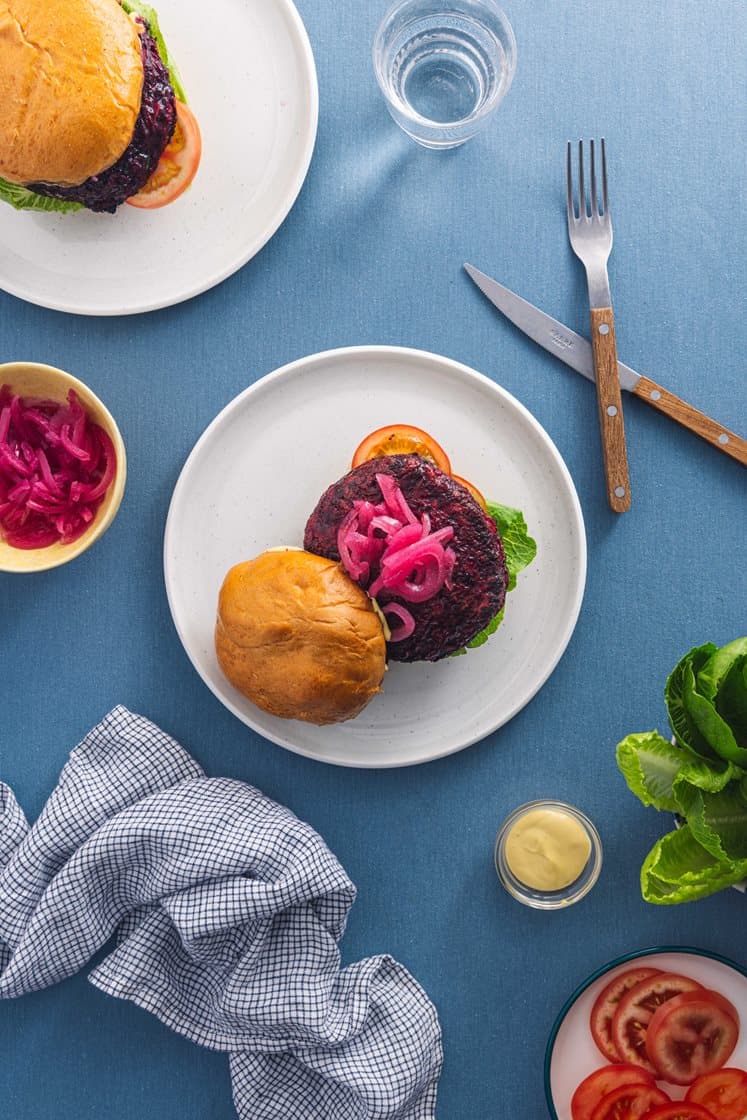 Rødbedeburger med syltede rødløg og dijonaise
