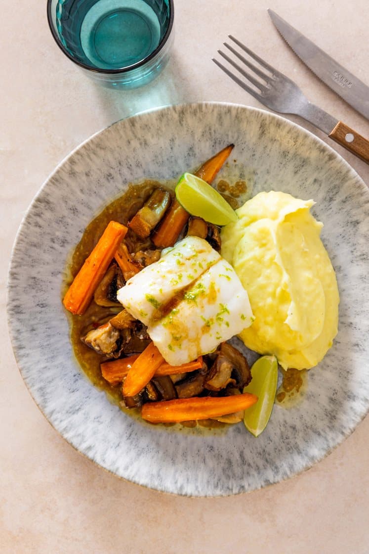 Limebagt hvid fisk med kartoffelmos, gulerødder og svampe med ingefær og teriyakismør