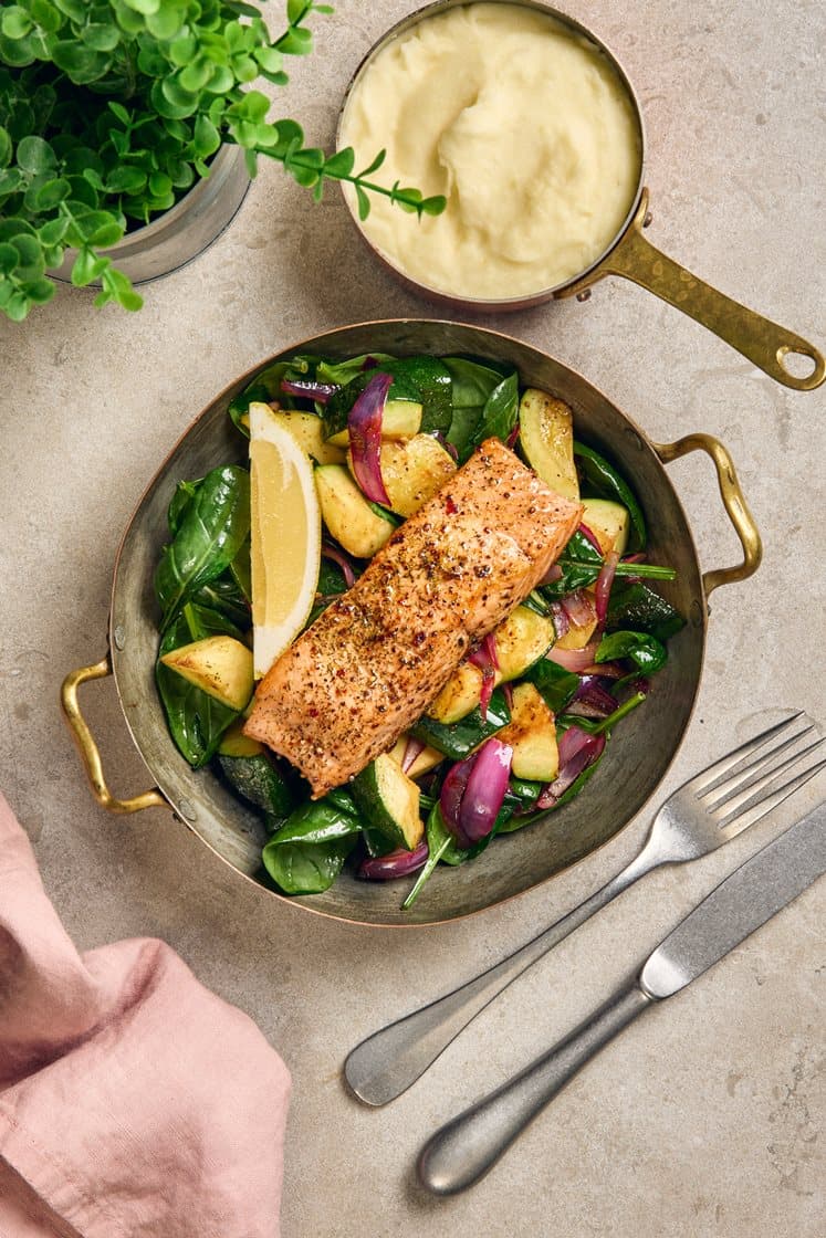 Krydderstegt laks med kartoffelpuré og stegt squash