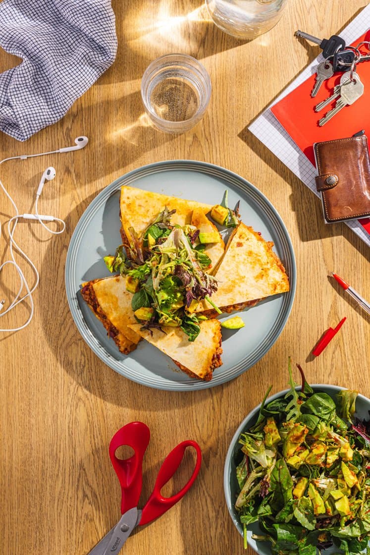 Quick chili con carne i bagte quesadillas med avocado og salsa
