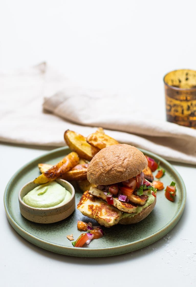 Burger med grillost, pico de gallo, guacamole og kartoffelbåde