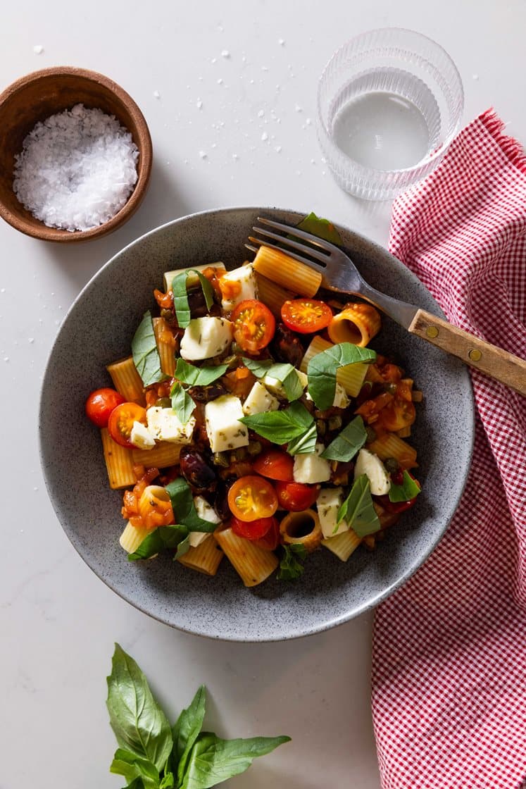 Pasta i tomatsauce med oliven og marineret mozzarella