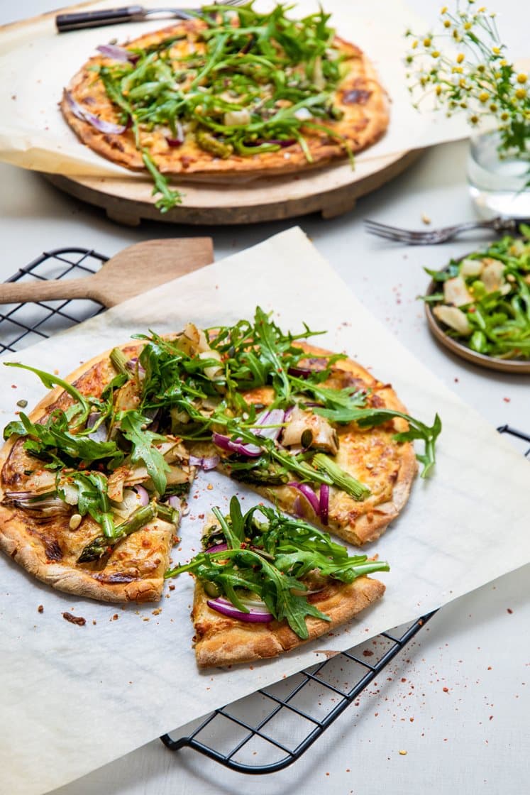 Aspargespizza bianco og rucolasalat med pære