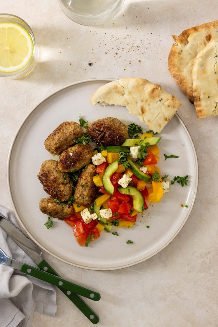 Flirtende frikadeller med naanbrød og frisk grønt