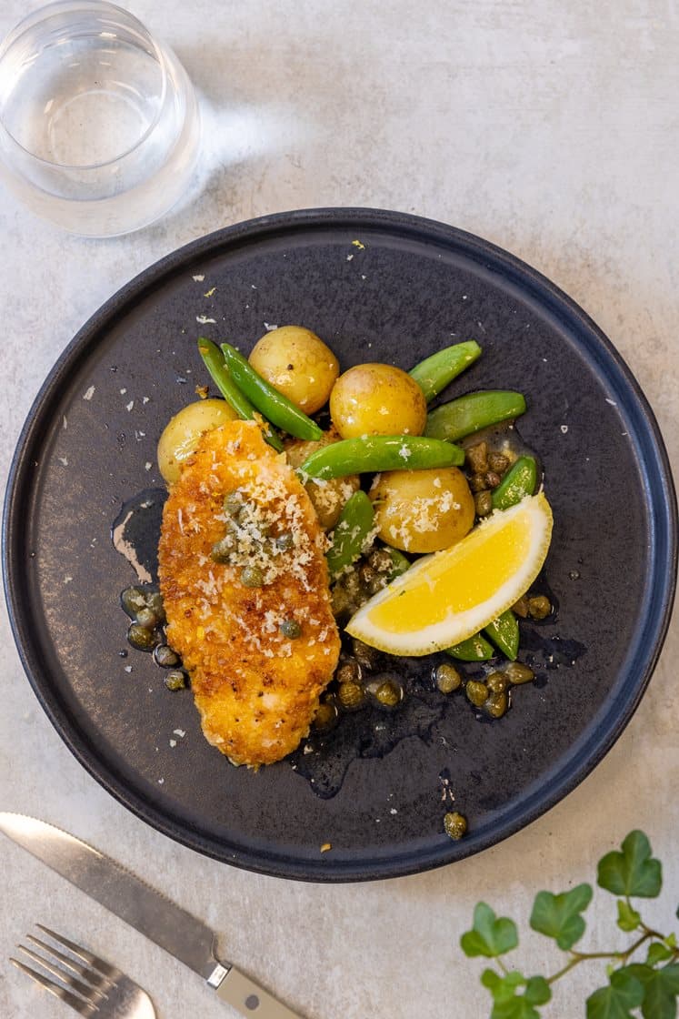 Kyllingeschnitzel a la wiener med peberrod og kapers