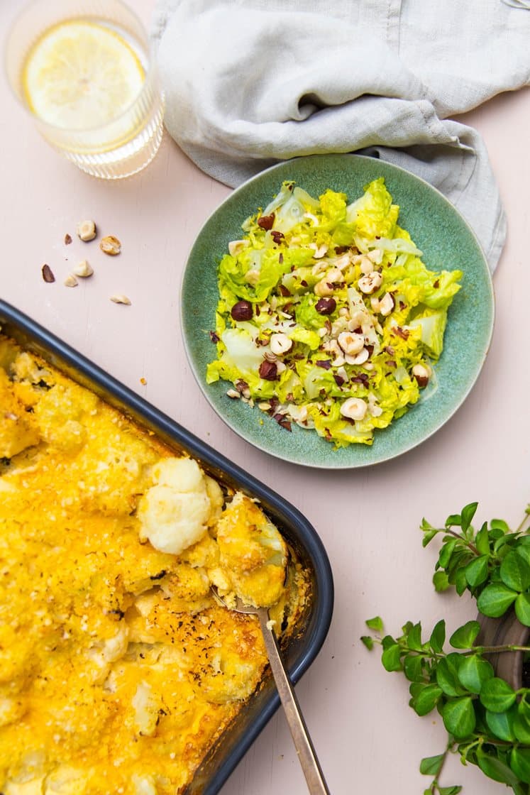 Blomkålsgratin og sprød salat med hasselnødder