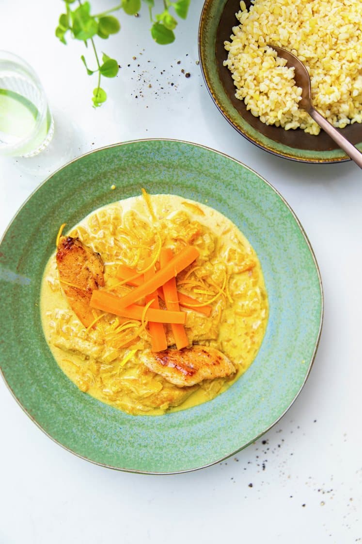 Kyllingegryde a la Marokko med bulgur og appelsingulerødder