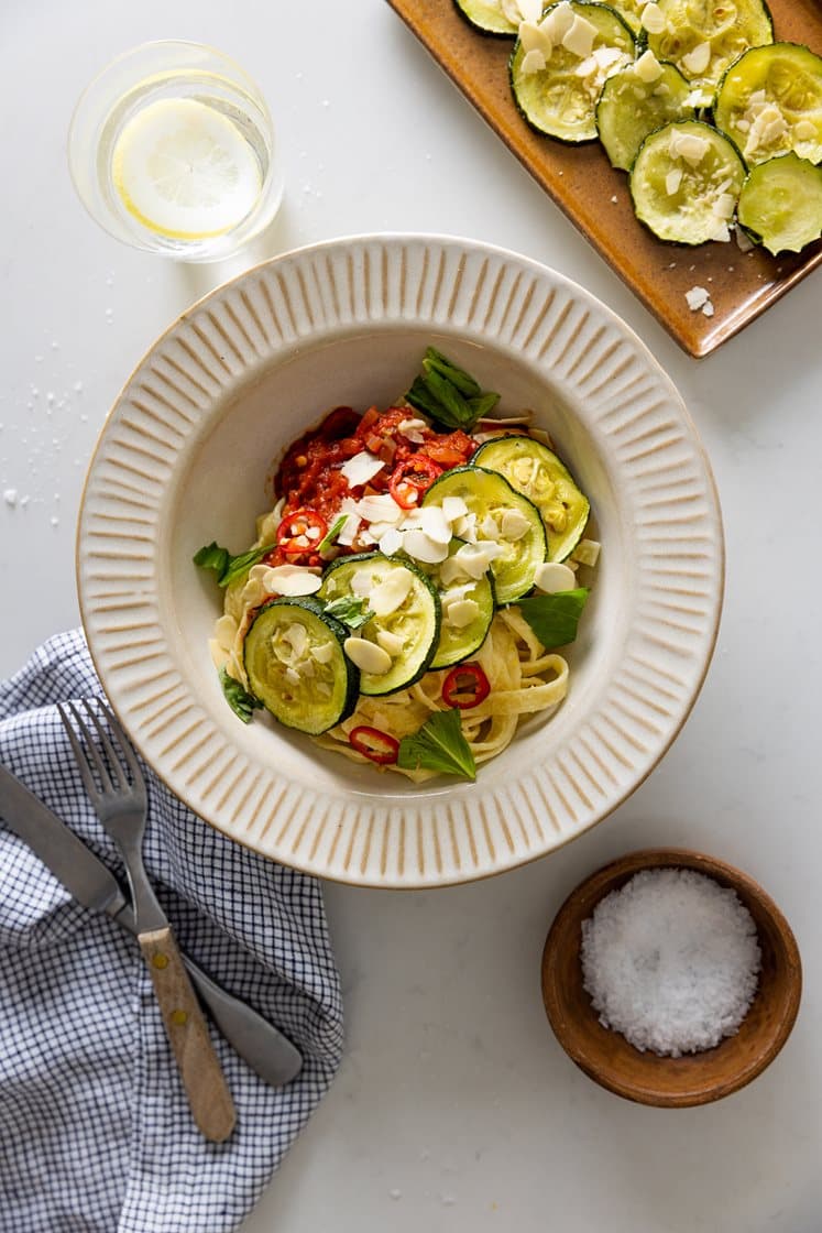 Cremet fettuccine med arrabiatasauce, squash og mandler