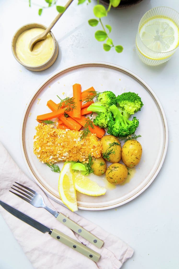 Paneret torsk med dildkartofler, broccoli og gulerodsstave