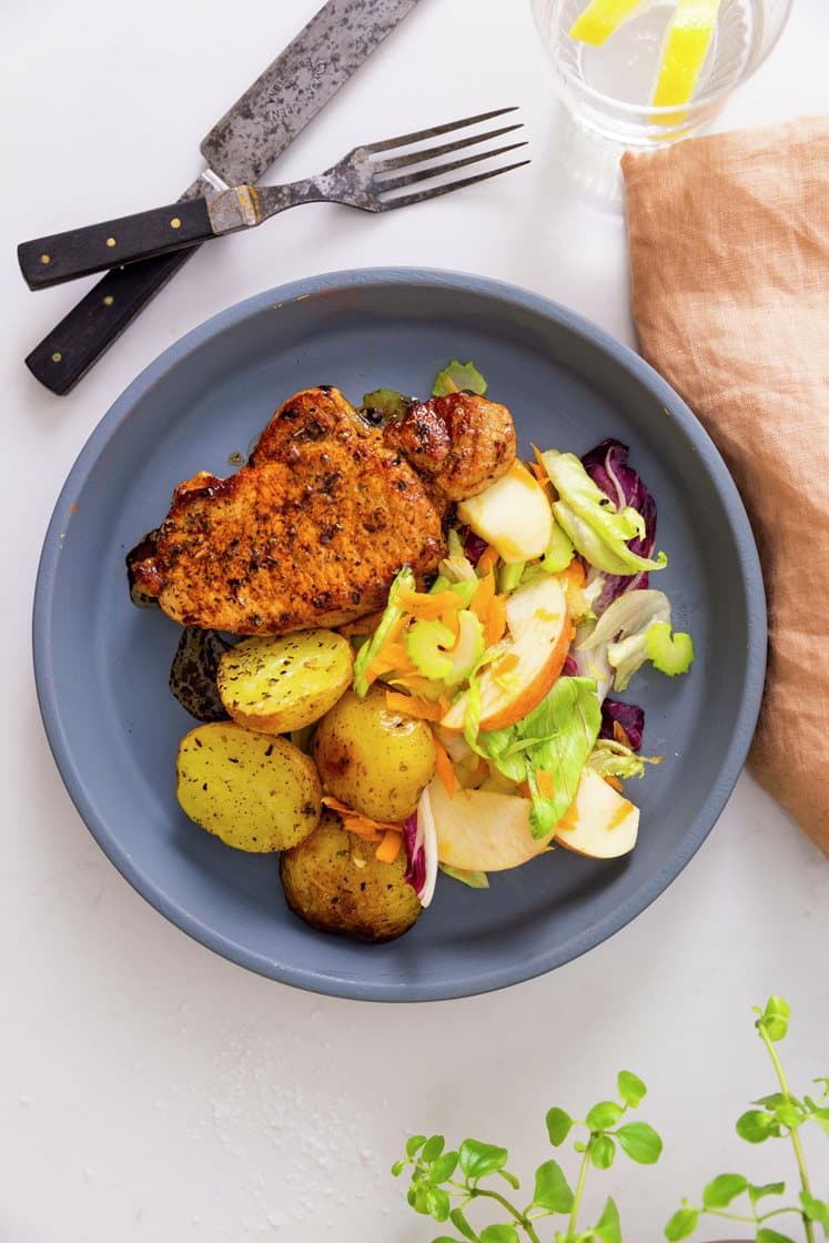 Svinekoteletter med æblesalat og krydderkartofler