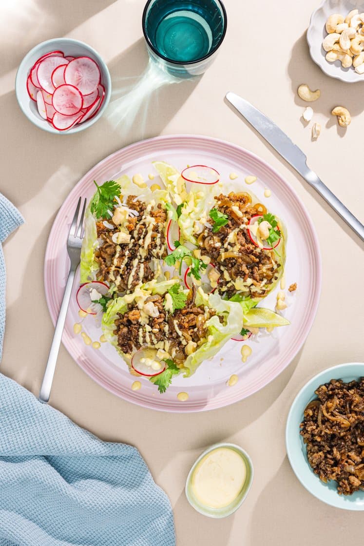 Salatwraps med sojaglaseret svinekød og radiser