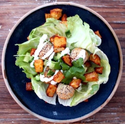 Argentinsk-inspireret falafelsalat med kartoffeltern