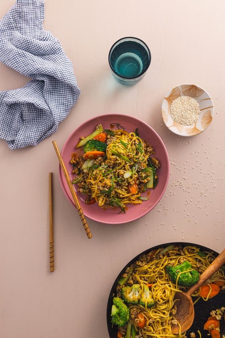 Chow mein med hakket kylling og broccoli