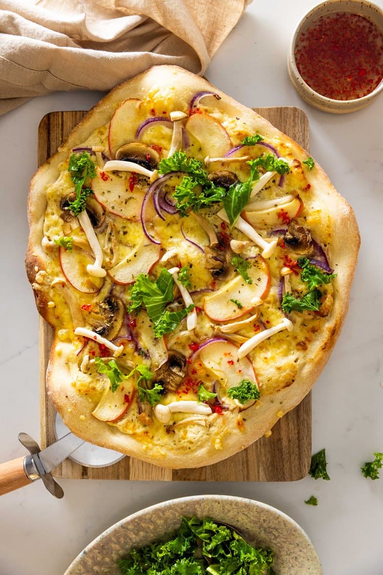 Pizza med svampe, æble, creme fraiche og løg