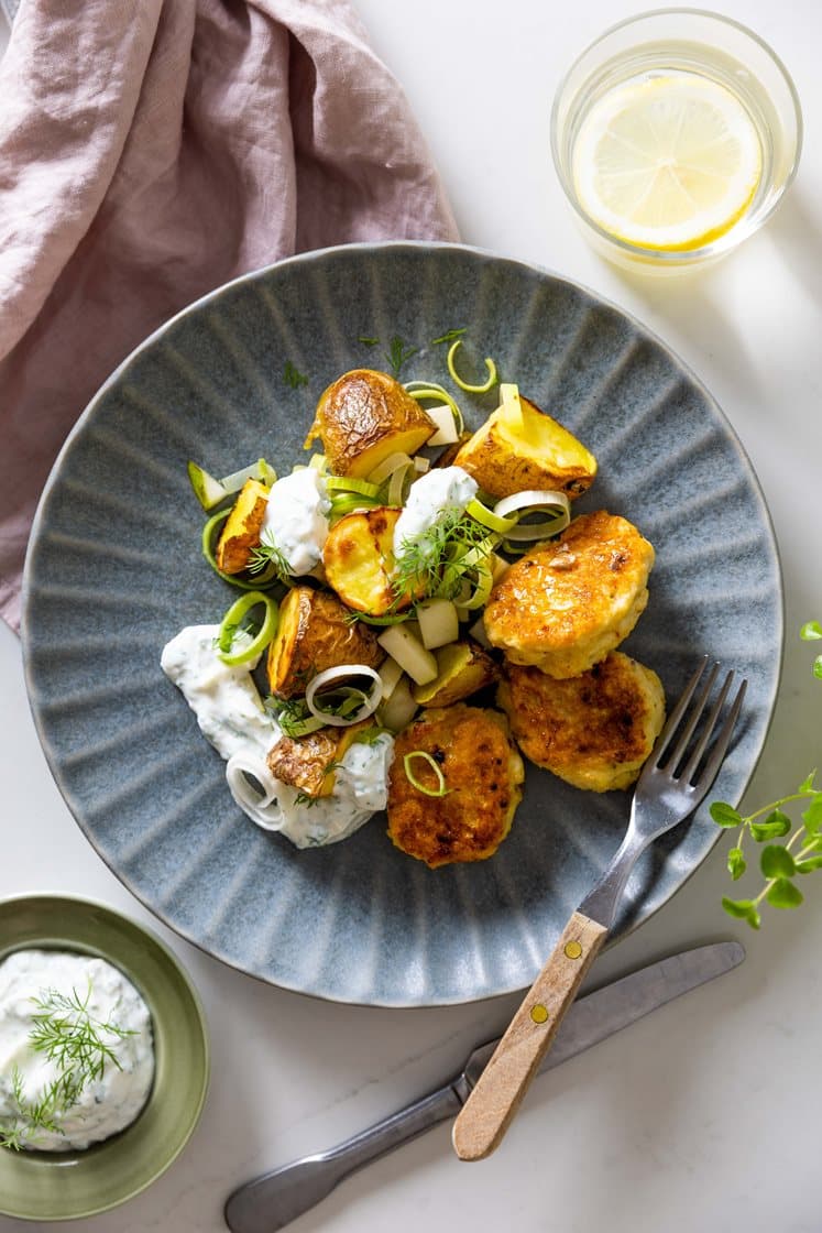 Hurtige fiskefrikadeller og bagt kartoffelsalat med porre og pære