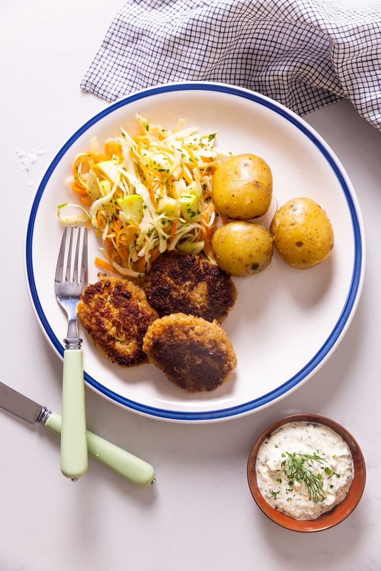 Hurtige fiskefrikadeller med sauce tatar og kartofler  