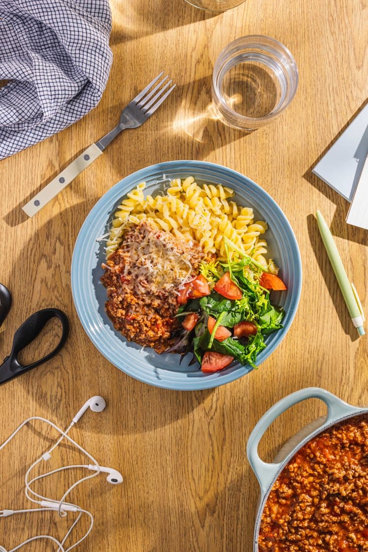Glutenfri pasta med færdiglavet bolognese og salat