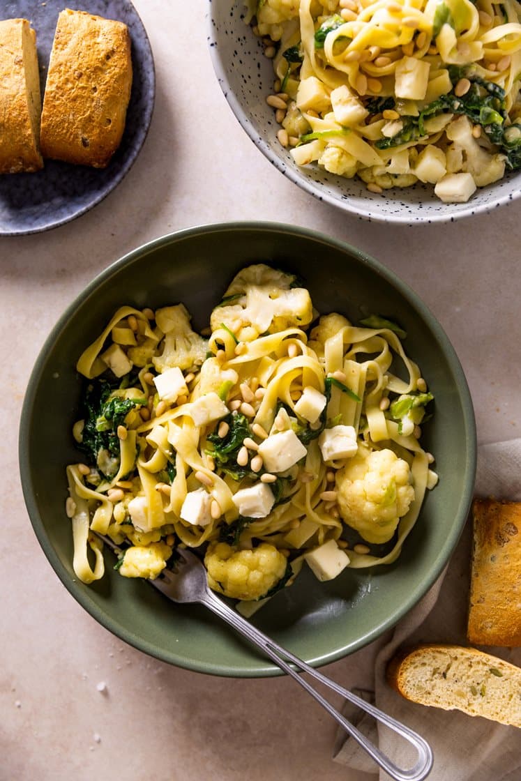 Frisk pasta med blomkål og spinat med gorgonzola