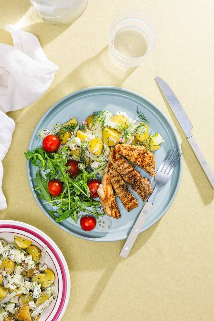 Grillede koteletter og kartoffelsalat med bladselleri og æble