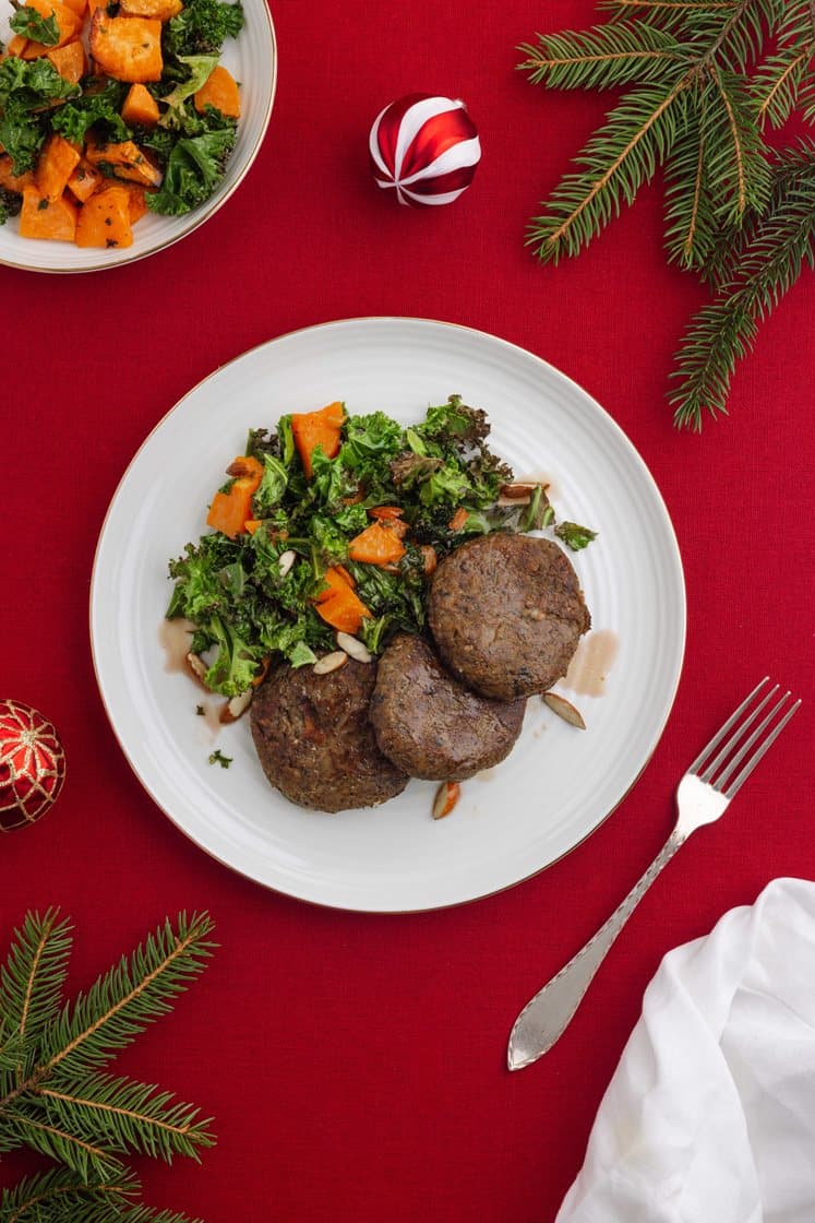 Svampe-nøddefrikadeller med grønkålssalat