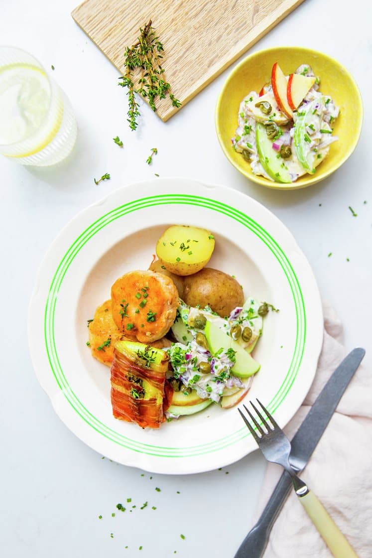 Fiskefrikadeller med æblesalat og serano-bagte porrer